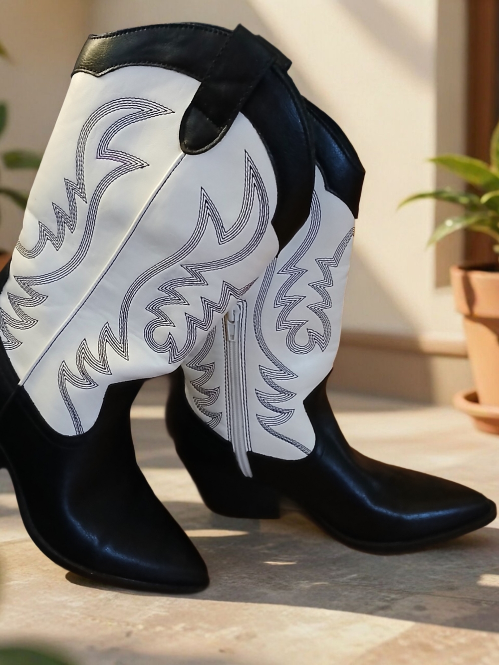 NWOB Indigo Rd Black And White Western Boots Size 5.5